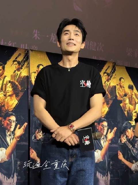 重庆路演奶奶真情告白朱一龙，龙哥腼腆点头笑意藏不住