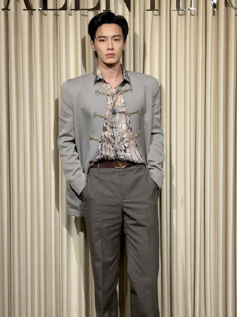 何与灰色系look亮相Valentino FW26预览活动，专访预告