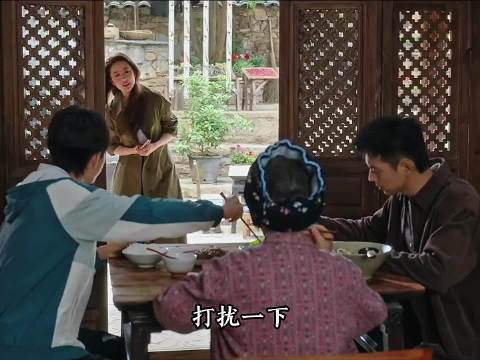 许红豆第一天来到大理，就被追马少年撞坏了手机