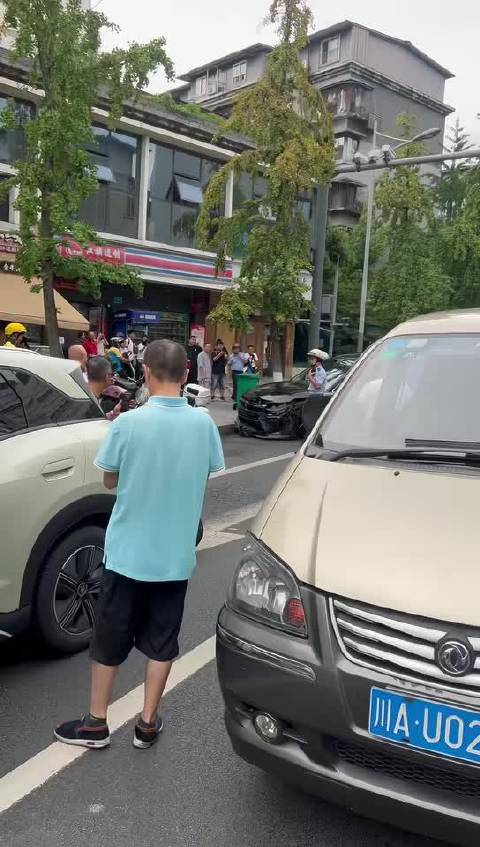 成都一司机酒驾肇事被交警当场揪下