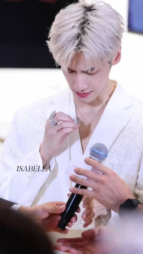 他好好看啊啊啊啊 感叹头发长得好快 cr 水印