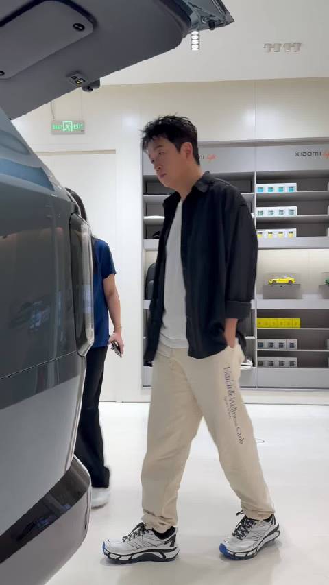 潘粤明拍戏间隙下订新车，称适合剧组对座模式