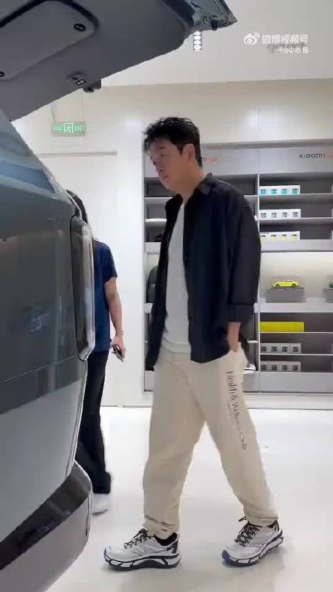 潘粤明拍戏间隙体验小米澎程对座模式当场下订