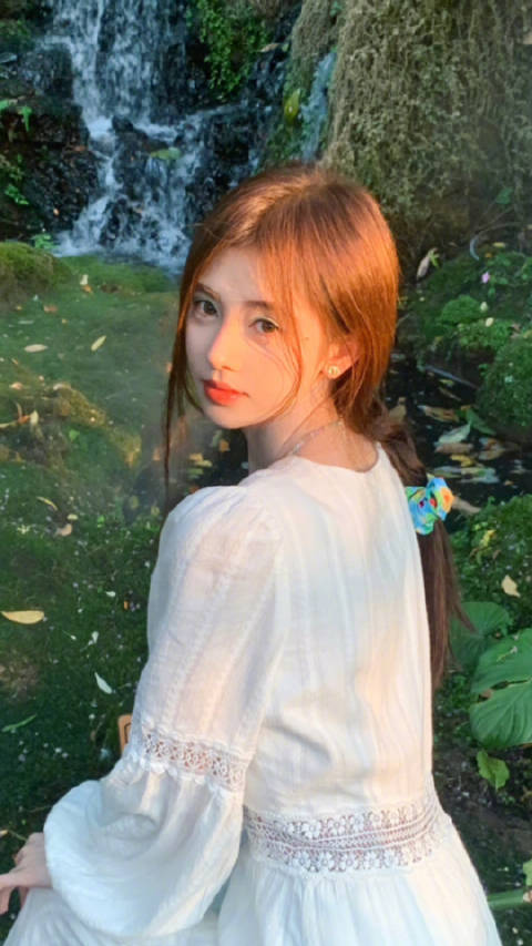 鞠婧祎发文思念上官芷，英文配文引关注