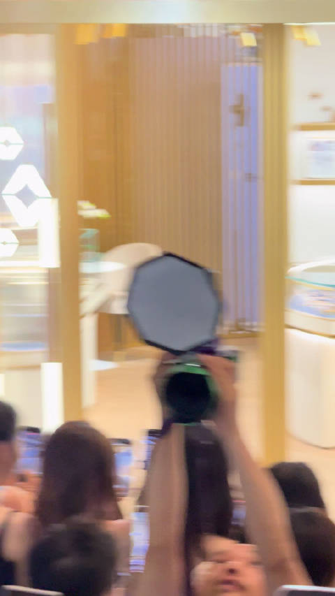 今日份新鲜的罗云熙！一袭白色西装白马王子即视感！ 回到成都人气爆棚！