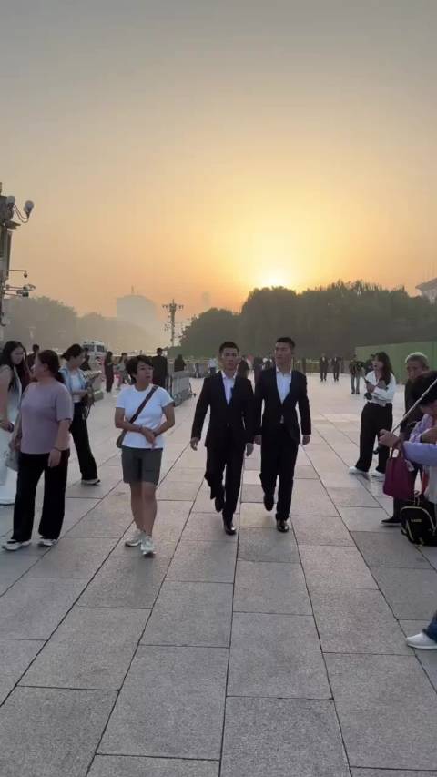 天安门黑衣人，这气质没得说！致敬！