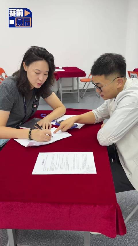 小组赛第二场赛前央视解说嘉宾宾惠若琪和评论员孙鹏耀讨论小组赛出线形势！
