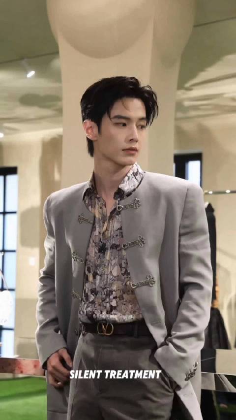 何与 今日valentino活动生图！ 与少和高奢适配度拉满，西装型男
