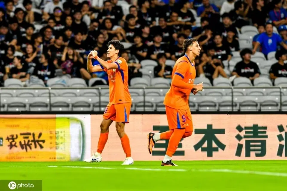 中超：泰山3-2绝杀申花 买吾郎开场9秒闪击，高天意助攻双响后送点