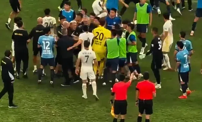 中超大规模冲突！30余人互相推搡，两人染红，达万单挑毕津浩