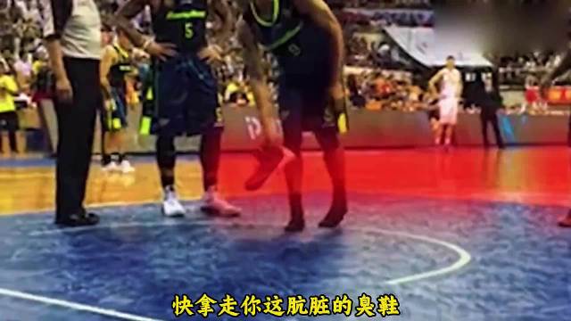 易建联扔鞋名场面，赤脚离场，伤病对抗商业合约