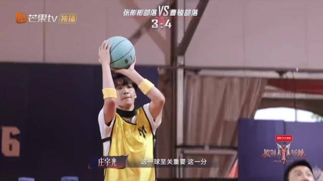 谁能想到平日里深情唱歌的歌手，打起篮球竟然这么出彩，运动天赋属实让人惊喜