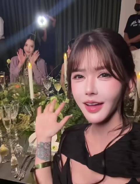 张柏芝韩安冉合照，张柏芝撑起衣服美得舒展大气