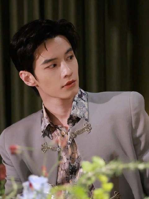VALENTINO晚宴上的复古贵公子