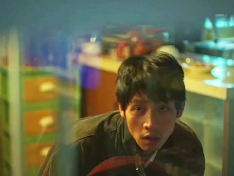 男人惊讶的发现，只要将父亲的遗体藏在鱼缸里面，就可以一直领养老金