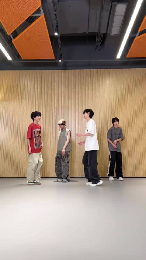 男孩子们不能输！骚舞跳起来！ TF家族四代 | 张函瑞 左奇函 陈奕恒 杨博文