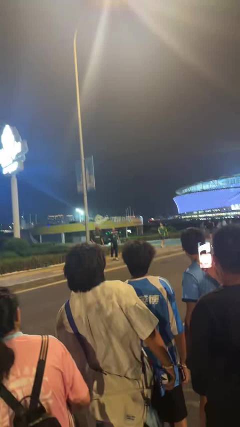 国安球迷连续两场和主队球迷冲突了 看看有没有因为寻衅滋事被捉进去的