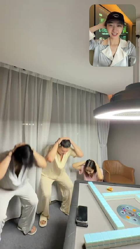 景甜打麻将自摸大杀四方，敷面膜聊天心态好