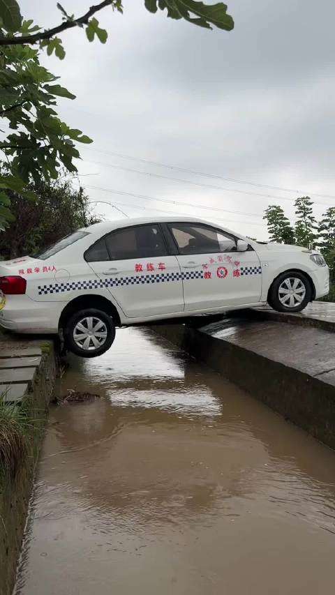雨天窄路会车，老司机的操作惊呆我了，我的教练能做到吗？