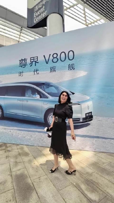 来发布会现场啦，有没有要帮你们喊余总加油的尊界V800发布会