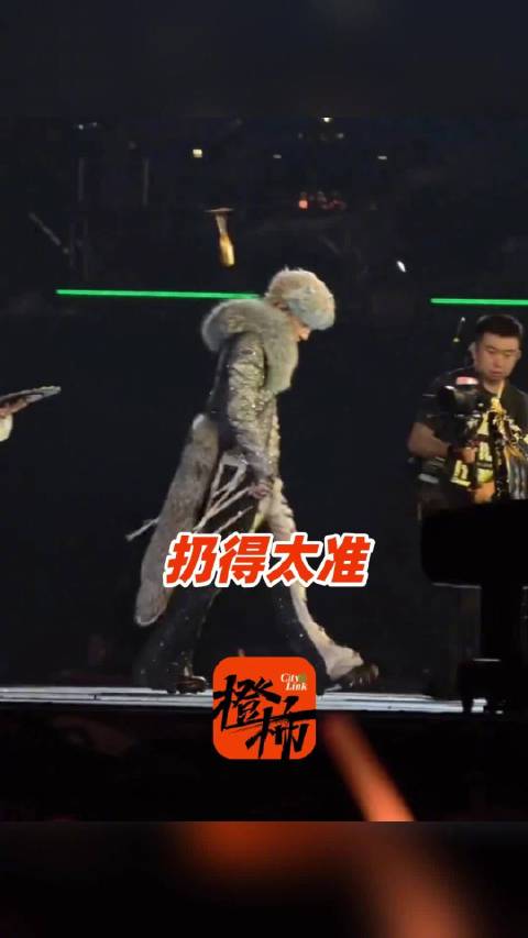 薛之谦演唱会朝天扔酒杯，精准砸中自己