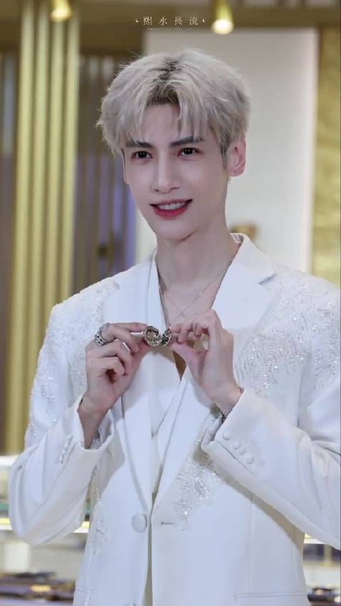 罗云熙不要太帅了现场展示星曜系列Forevermark