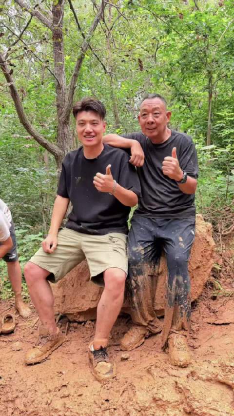 胖东来老板于东来驾驶丰田LC71林道越野玩泥巴
