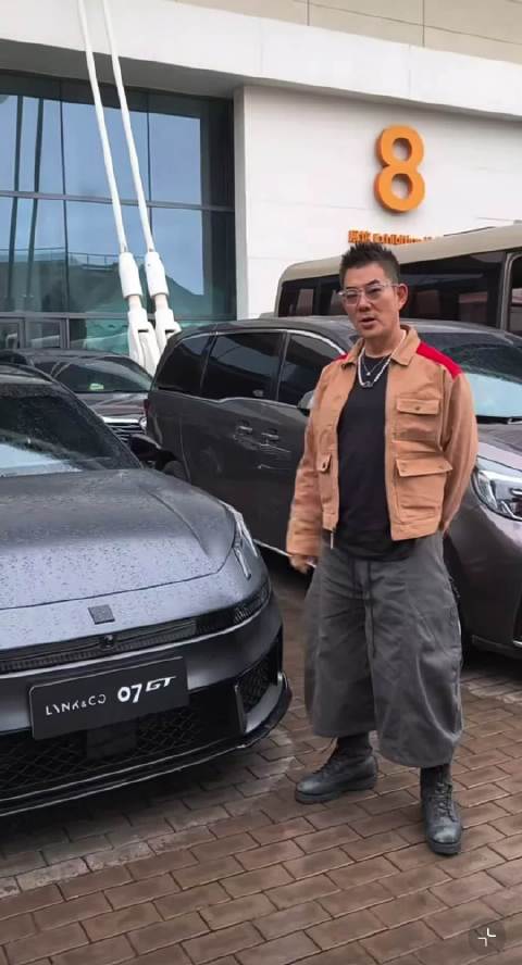 任贤齐刚提的领克07GT，一上路就被人刮蹭了，好在是对方全责！