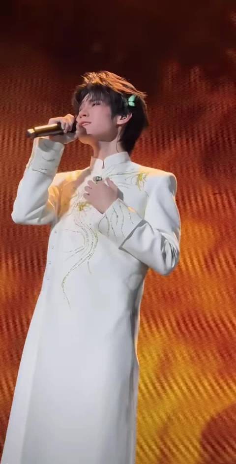 tg：环球时报文娱连发两条张真源上海演唱会相思锁高清视频