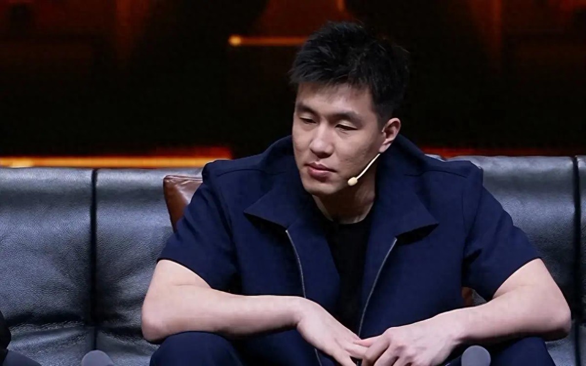 郭艾伦解说比赛太搞笑！郭艾伦：胡明轩发型不错我老叔应该让我打