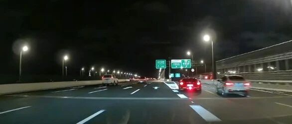 警方通报“一车与法拉利高架竞速”：刘某某、陈某某为追求刺激，驾车超速行驶，并伴有竞速、穿插等危险行为，被采取刑事强制措施