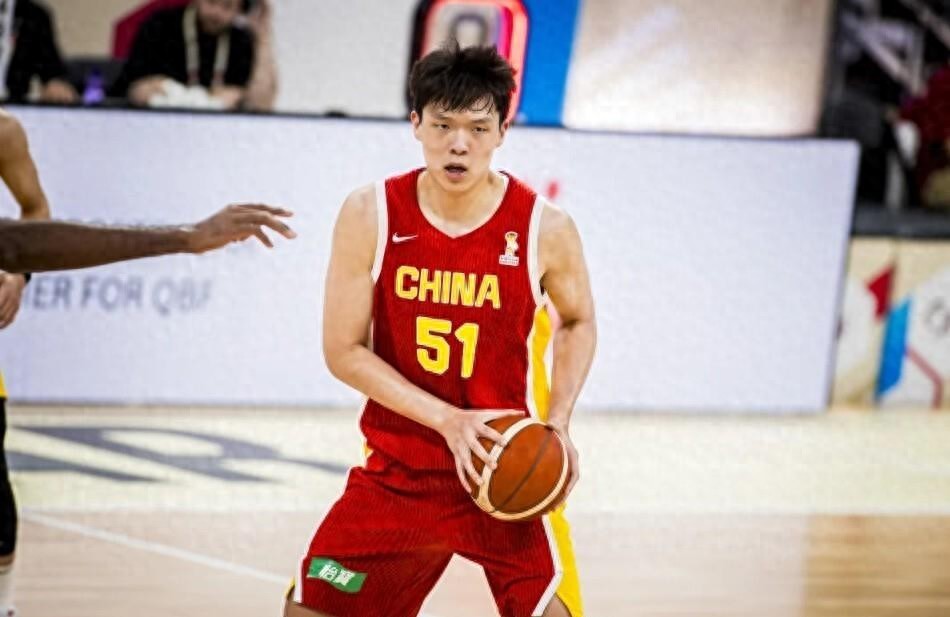 苏群：胡金秋进攻在亚洲是MVP级别，但打5号位护筐明显不如杨