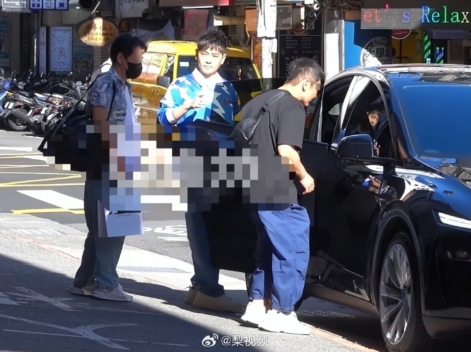 林志颖车祸后再坐特斯拉，被问是否有心理阴影：“不想回答没有意义的事”