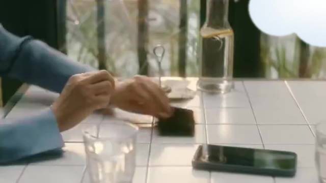 女儿向妈妈借钱，妈妈直接甩来一袋金首饰，所有钱都给女儿买保险的