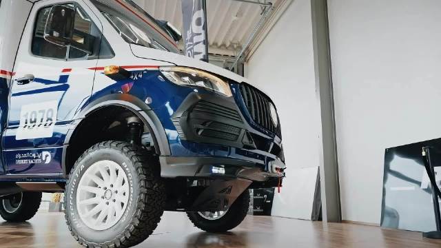 拉力赛涂装的奔驰凌特底盘HYMER ML T 580 4x4房车，出场那一下挺帅…