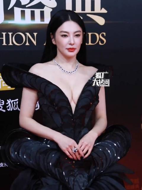 张雨绮红毯现场直拍，状态真好 你喜欢张雨绮吗？