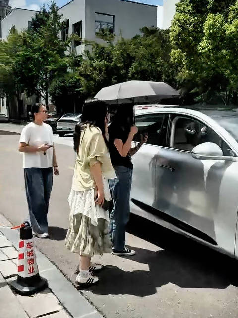 智己无方向盘测试车在嘉定创新港无人驾驶演示