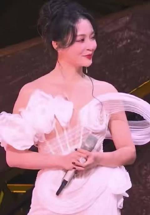 李莎旻子换造型师，白纱抹胸裙美出圈