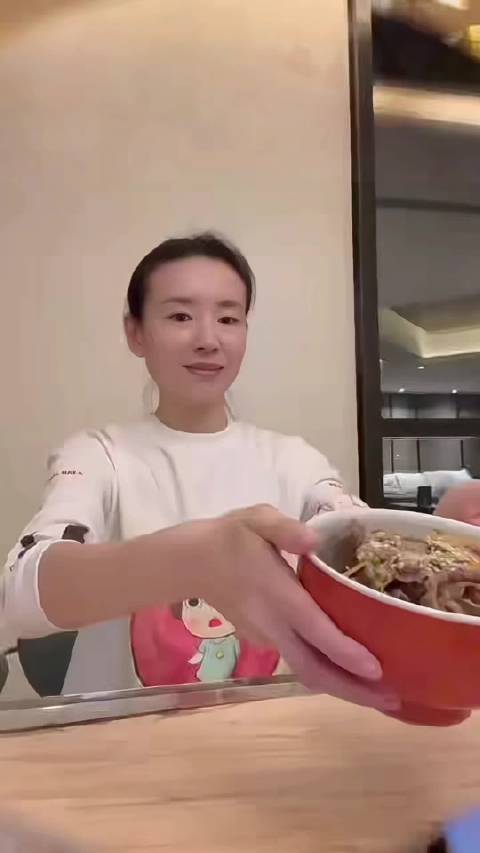董洁与顶顶日常温馨，顶顶帅气遗传父母优点