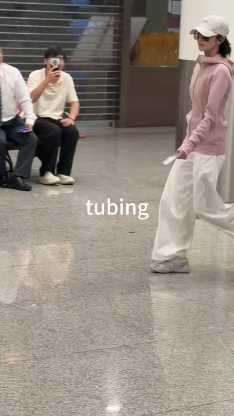 刘浩存机场走路展现港娱黄金时代氛围感