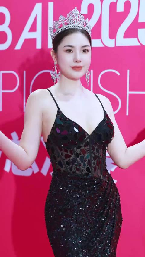 中原名模全球中华夫人香港冠军毛玲 选美时尚张天爱脸和身材一个比