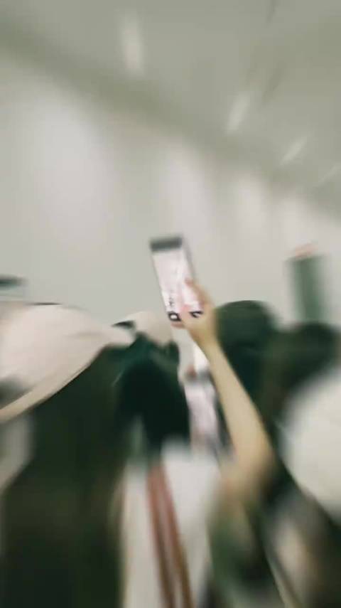 晨晨把男厕门口舞出了红毯后台的感觉
