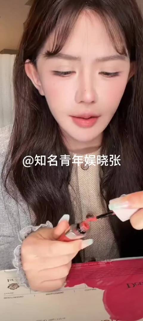 韩安冉共情张柏芝，评价其独自带娃搞事业很了不起