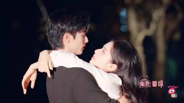 宋威龙张婧仪烟花下复刻雨中戏