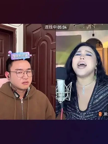 名模坤跟黑妞直播唱歌PK，黑妞一出手直接把坤坤给干沉默了，哈哈哈确实太强了