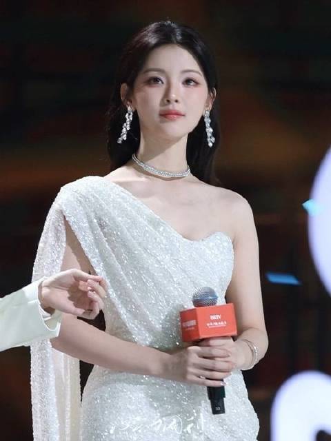 杨超越身上透出央视主持人的气质，温婉如水