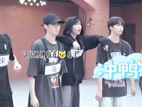刘耀文严浩翔双A舞台气场强，队友反应真实