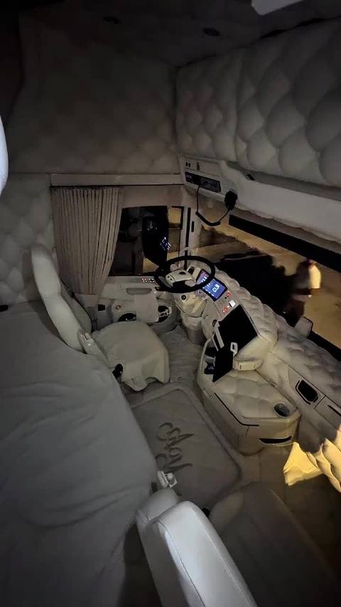 老司机整装完毕，驾驶斯堪尼亚770S，连夜启程上路