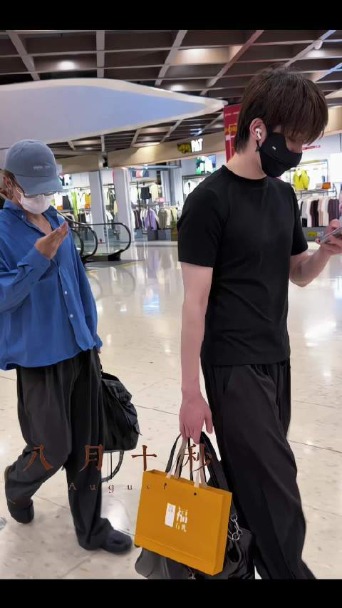 不是我才发现，杰哥你那空气手机好玩吗