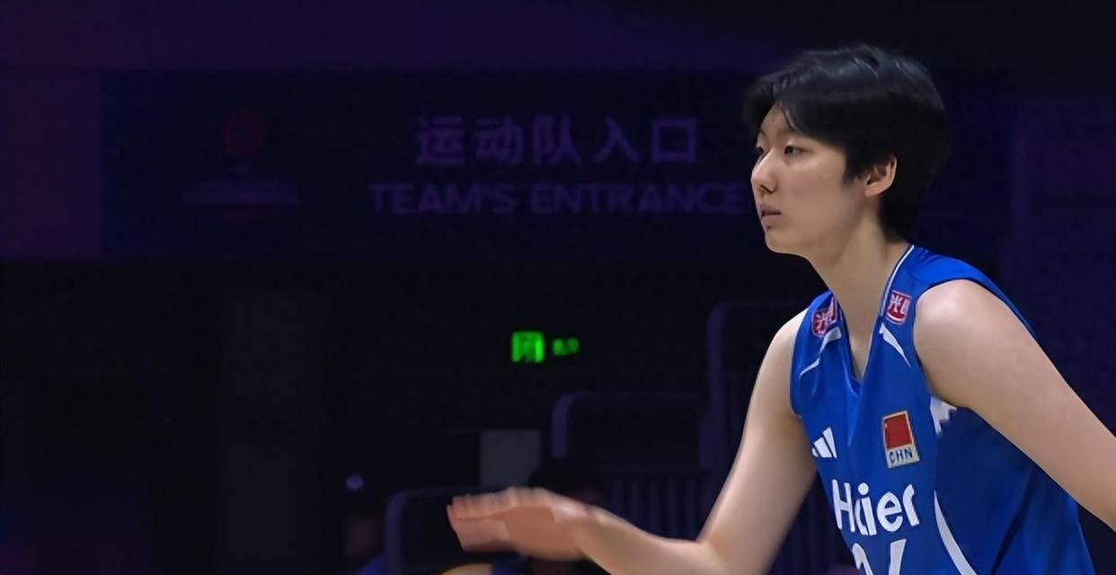 亚锦赛半决赛：中国女排险胜伊朗女排，赵勇换人太关键，陈厚羽被换下后中国女排活了，但决赛打泰国还敢这么玩吗？